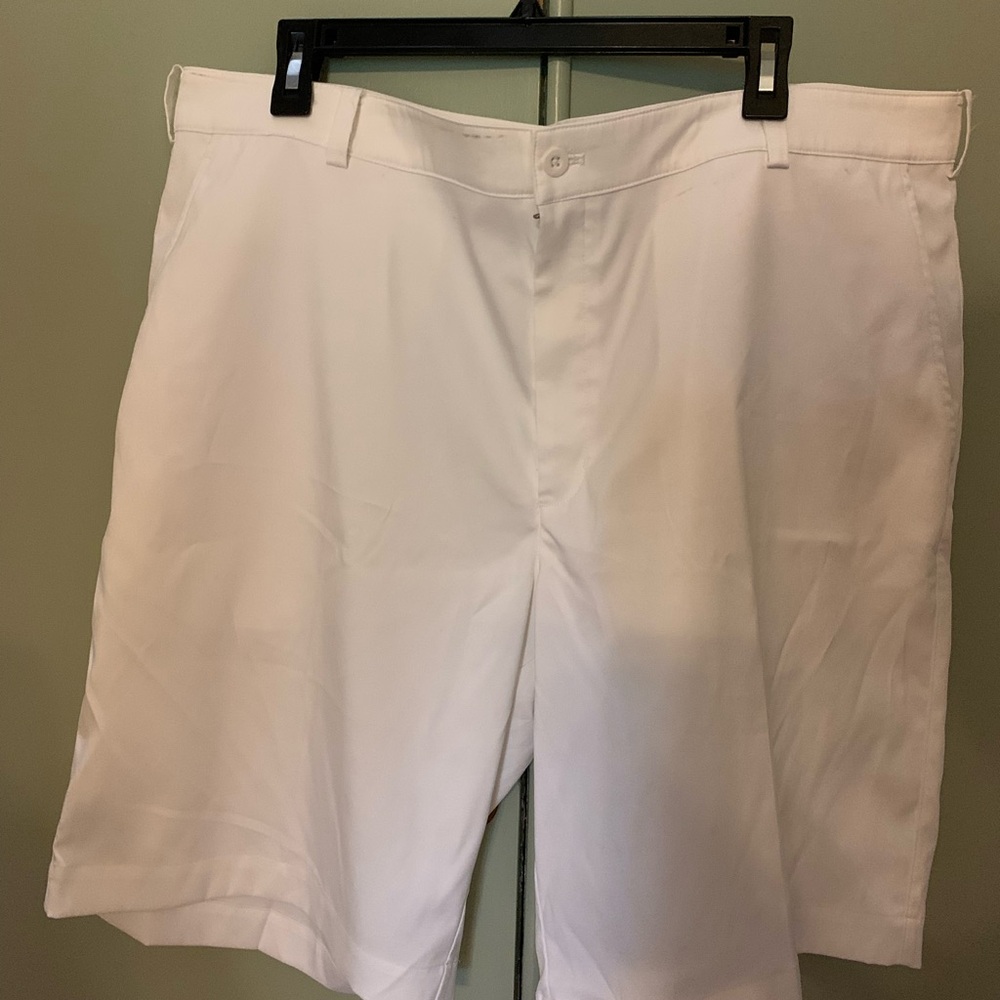 Nike Men's Classic White Flat Front Golf Shorts